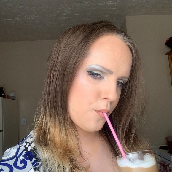 Meet your Posher, Britney - Picture 2 of 4